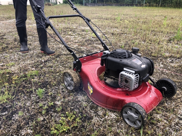 さまざまな種類がある草刈機。代表的な草刈機それぞれの特徴と使用時の注意点について｜画像１